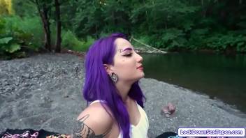 Purple haired babe gets fucked outdoors